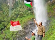 Dukung Kemerdekaan Palestina, Duta Wisata Jawa Barat 2023 Kibarkan Bendera Palestina di Bawah Curug Cileat