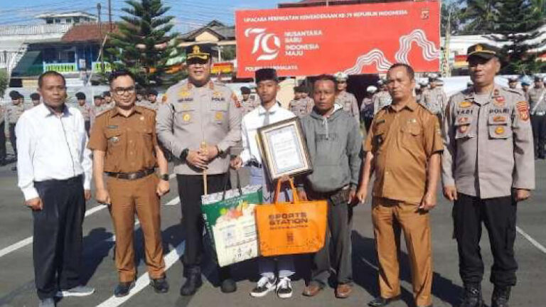 Reza, Siswa Pemanjat Tiang Bendera dapat Penghargaan dari Polres Tasikmalaya