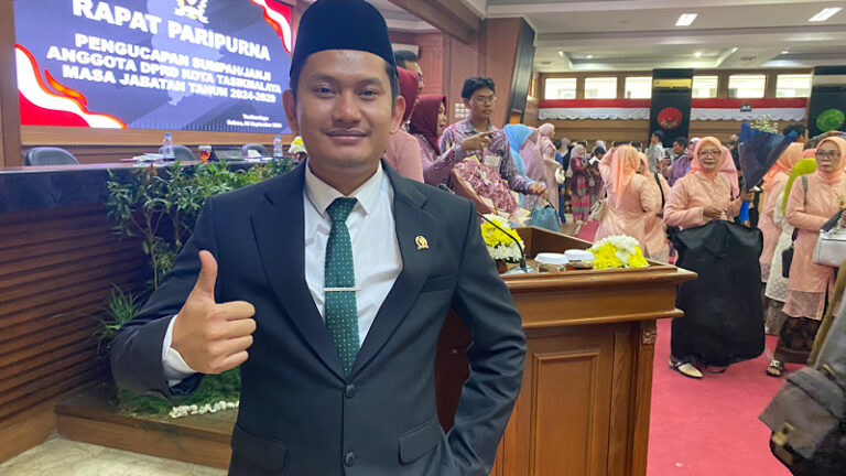 Bangga, Anak dari Pasangan Petani ini Akhirnya Dilantik jadi Anggota DPRD Kota Tasikmalaya