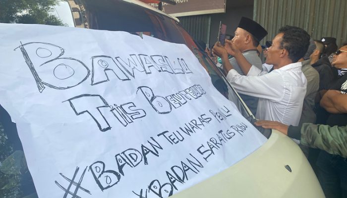 Ratusan Warga Gruduk Kantor Bawaslu Minta Hasil Pilkada Dibatalkan