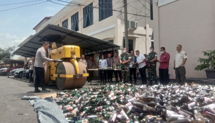 Jelang Nataru, Polisi Musnahkan Puluhan Ribu Botol Miras dan Knalpot Brong
