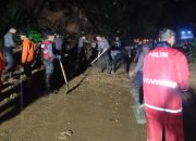 Longsoran Tanah Tutup Jalan Raya Salopa Cikatomas, Evakuasi Hingga Malam Hari