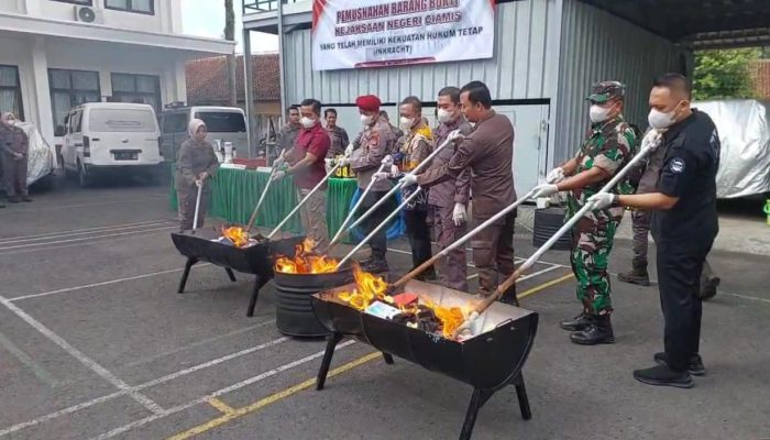 Kejari Ciamis Musnahkan Ribuan Barang Bukti Narkotika Hingga Senjata Api Rakitan