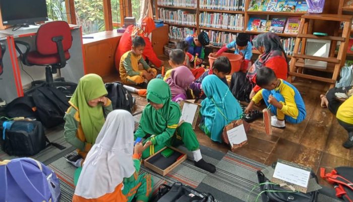 Wisata Baca Mengenalkan Perpustakaan Kepada Siswa Baru MIS Winduraja Wisata Baca Mengenalkan Perpustakaan Kepada Siswa Baru MIS Winduraja