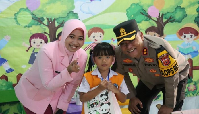 Hadiah Umroh Gratis dari Kapolres Ciamis untuk Kepala Sekolah dan Guru TK yang Setia Mengabdi Hadiah Umroh Gratis dari Kapolres Ciamis untuk Kepala Sekolah dan Guru TK yang Setia Mengabdi