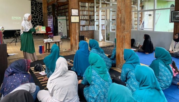 Dorong Kebiasaan Membaca dalam Keluarga Melalui Workshop Membaca Nyaring Bagi Kader PKK Desa Dorong Kebiasaan Membaca dalam Keluarga Melalui Workshop Membaca Nyaring Bagi Kader PKK Desa