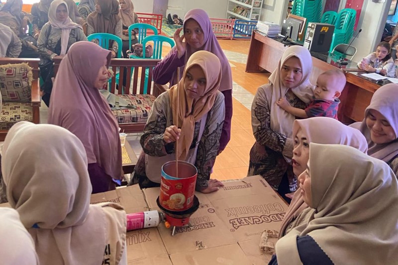 Mahasiswa KKN Unigal Ajak Masyarakat Muktisari Lestarikan Alam Lewat Ecoprint dan Lilin Jelantah