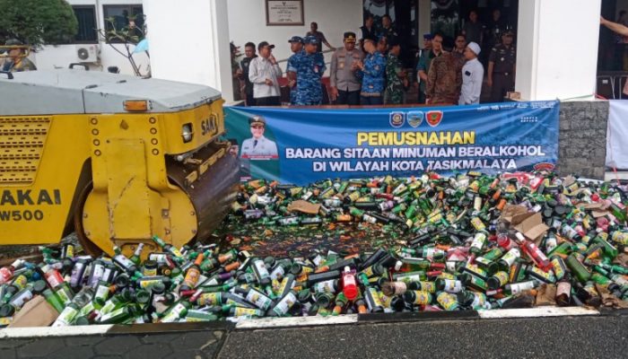Pemkot Tasik Musnahkan Ribuan Botol Miras, Walikota Ajak Masyarakat Wujudkan Tasikmalaya Zero Minol