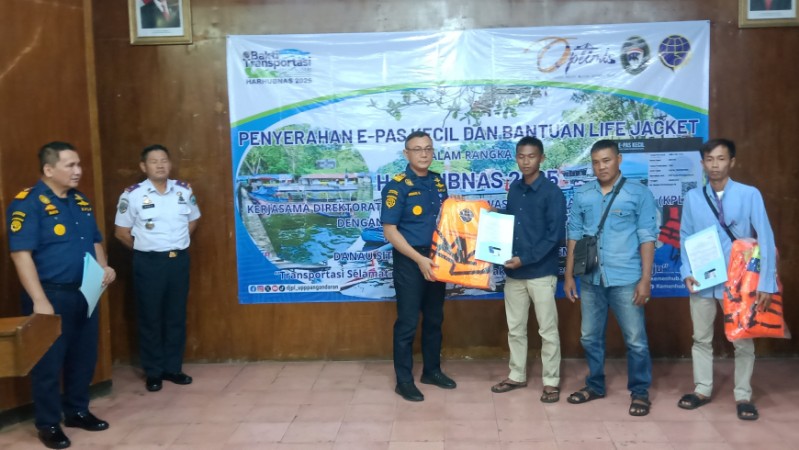 Dirjen Perhubungan Laut Berikan E Pas Kecil dan Life Jacken kepada Pemilik Perahu Wisata