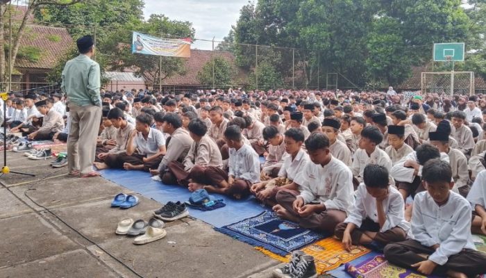 Awali Pekerjaan yang Baik Ala SMPN 1 Padakembang dengan Solawat