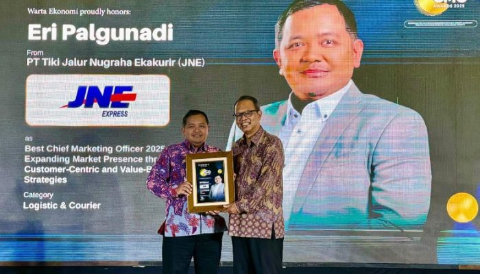 SVP Marketing Group Head JNE Raih Penghargaan Best CMO Award 2025